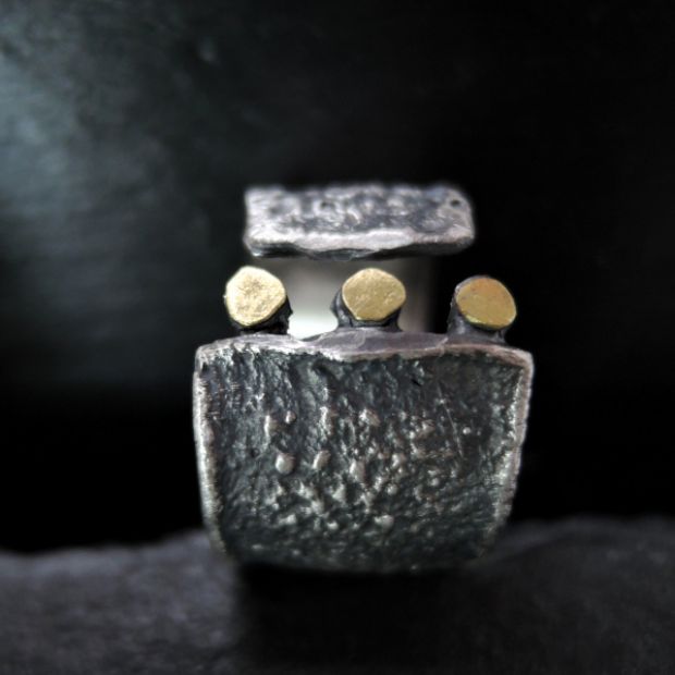 srebrna szeroka obrączka z trzema złotymi kropkami